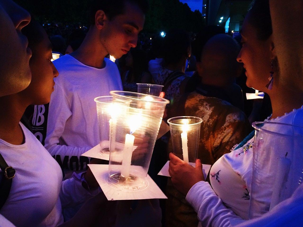 velaton foule medellin assassinats leaders sociaux paix rassemblement union bougies Medellin