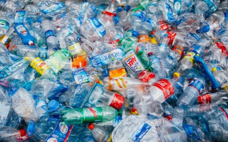 décharge de bouteilles en plastique