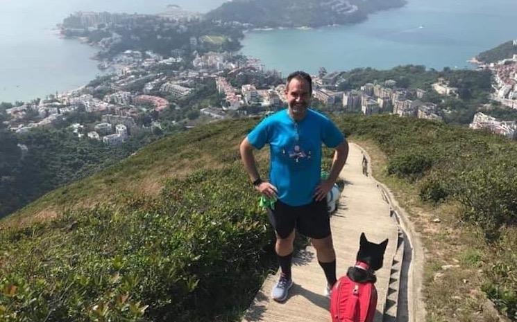 Homme en randonnée à Hong Kong