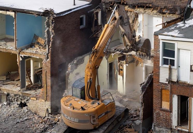 Bulldozer détruisant une maison