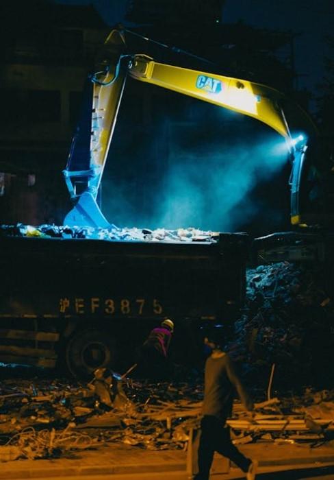 Bulldozer en action, de nuit