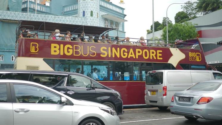 un bus touristique à singapour en 2026 dans la rue 