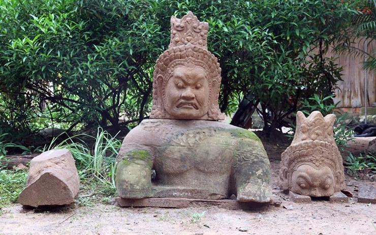 buste d Asura trouvé à la porte ouest d'angkor thom .jpg