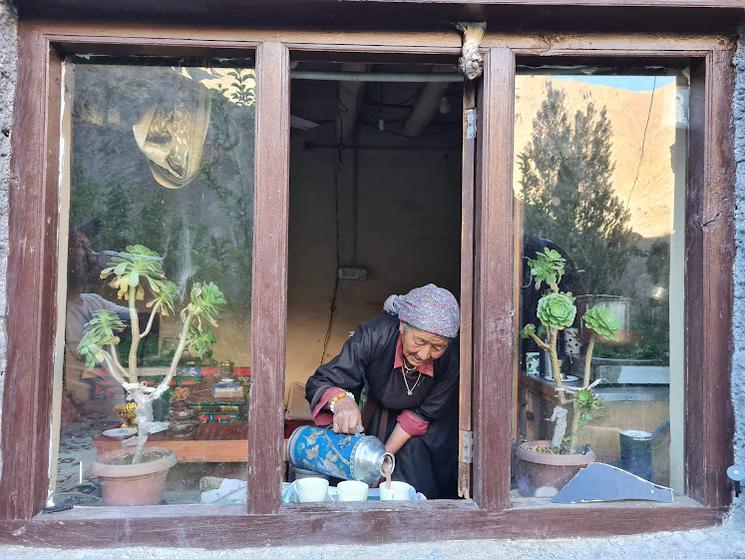 Rachin Djulma nous sert un butter tea. Photo : R. Matalon