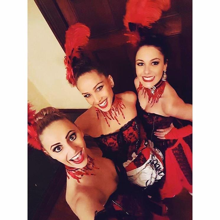 Daphné Maresca chante en cabaret avec des danseuses du Moulin Rouge 