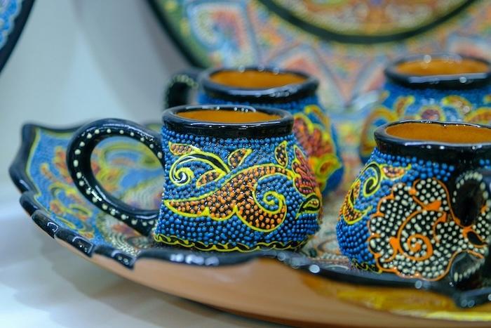 Tasse et assiette en céramique