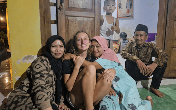 Cam assise à côté de locaux à Java