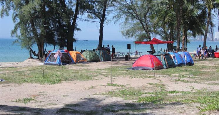 camping sur la place au Cambode