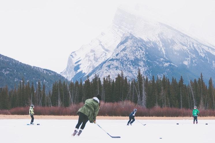 Des personnes jouant au hockey au Canada