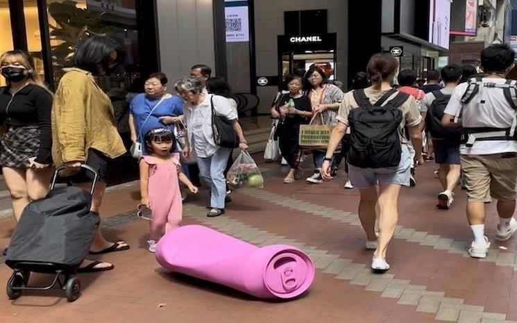 cannette rose dans la rue