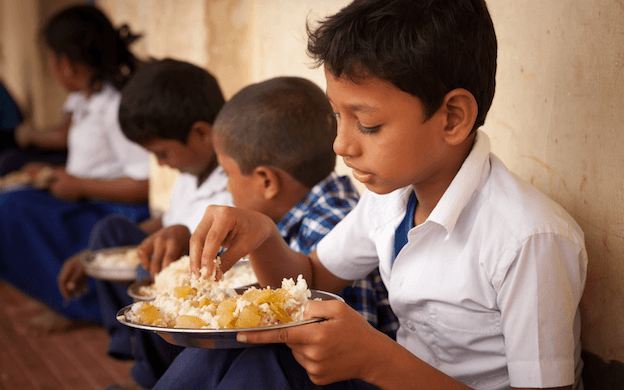 Des enfants mangent leur repas scolaire en Inde, le 11 janvier 2016. Crédit : Rawpixel. Domaine public.