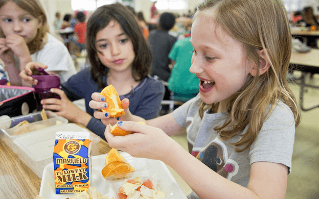 Des enfants mangent leur repas scolaire dans une cantine américaine. Crédit : Rawpixel. CC0 1.0.