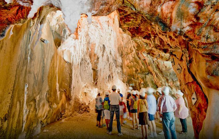 Photo d'une grotte de sel à l'intérieur du diapir salin de Cardona