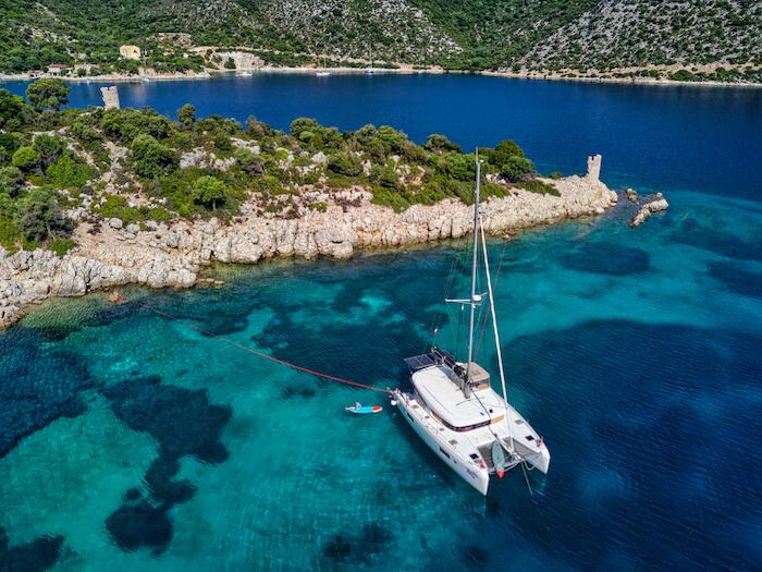 le catamaran Gilly b dans le mer près d'une cote