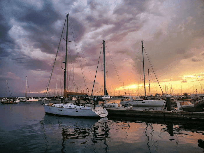 le catamaran dans le port de valencia