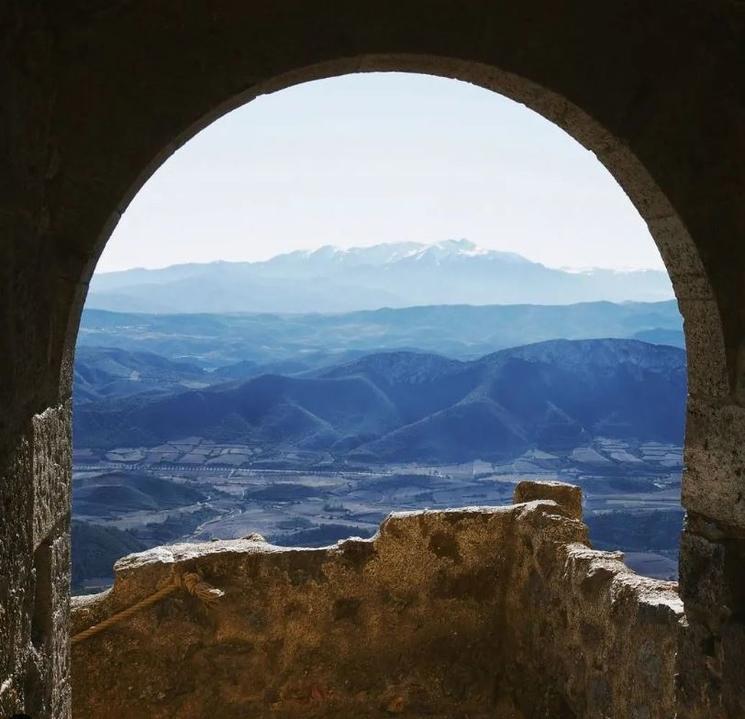 la vue des montagnes depuis le château de Queribus