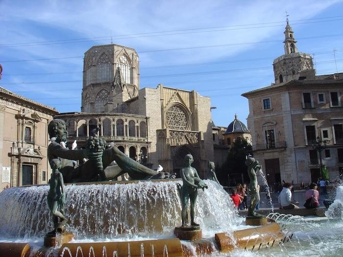 la cathédrale de valencia et la fontaine sur la plaza de la virgen