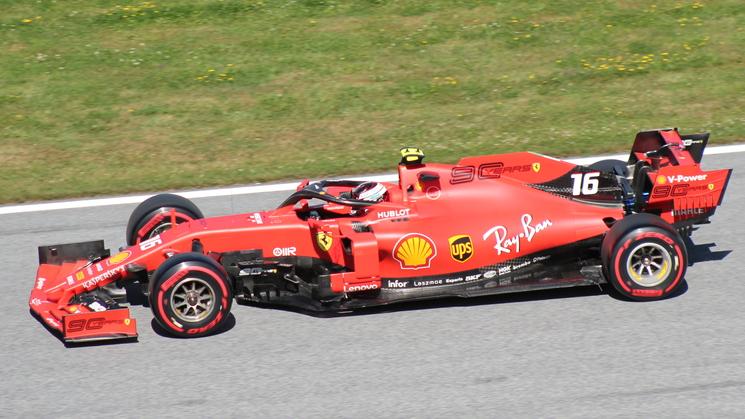 Charles Leclerc à bord de sa Ferrari sur un circuit