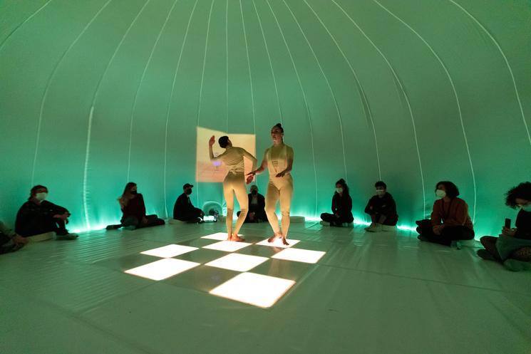 deux femmes en train de danser