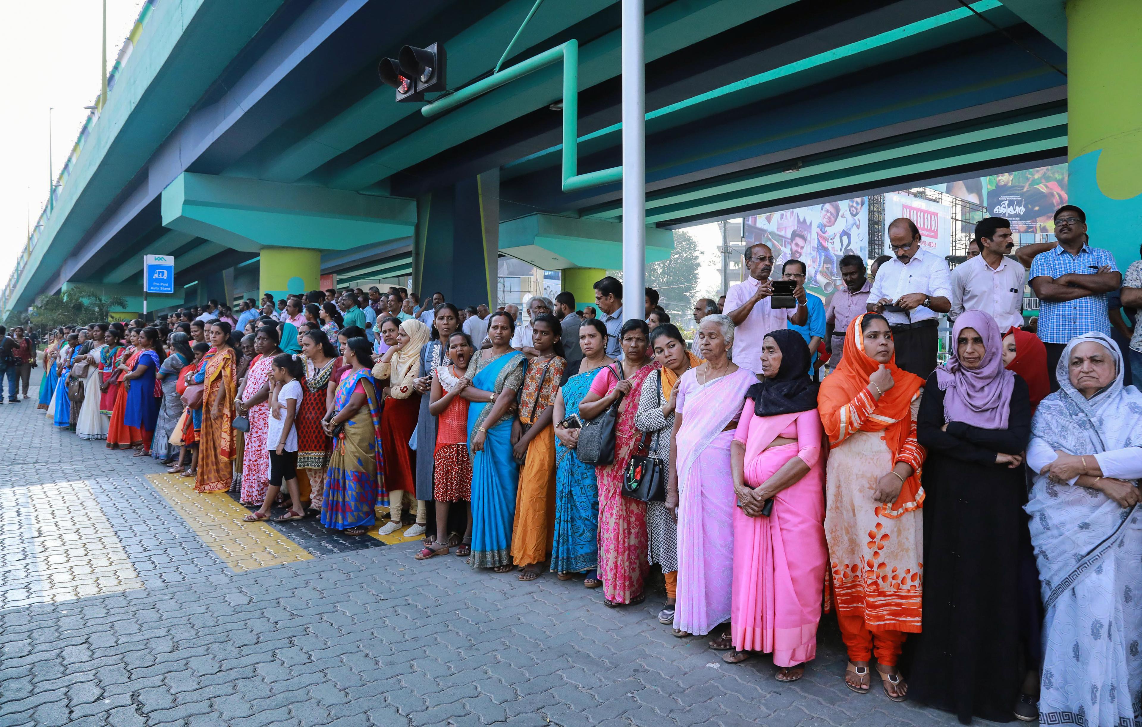 chaine humaine femmes kerala temple sabarimala