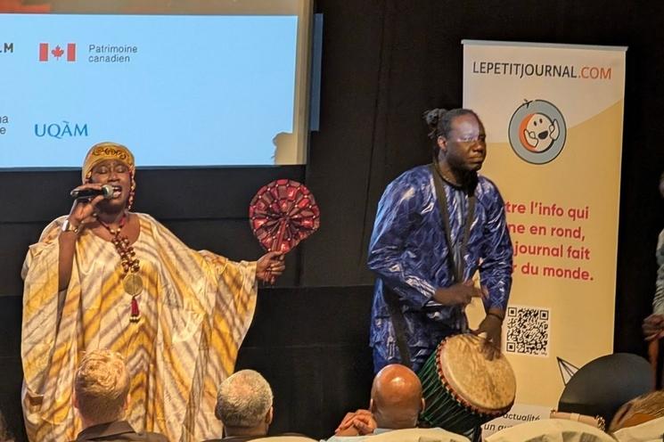 Djely Tapa, accompagnée de percussions.