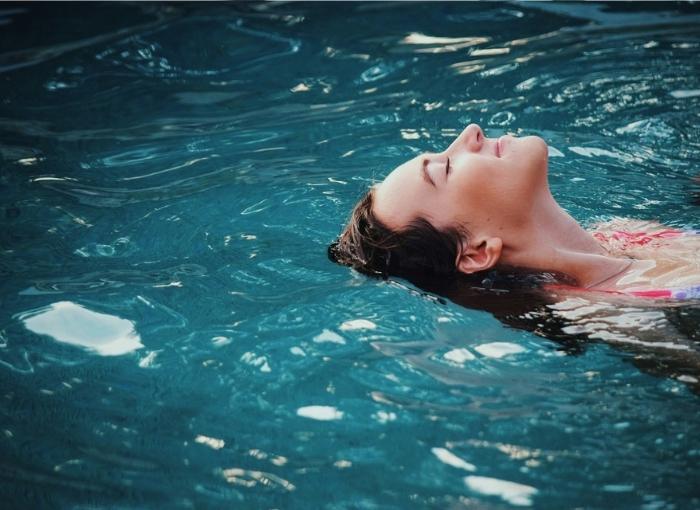 une femme en train de se baigner dans l'eau