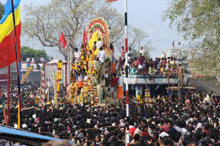 Le char transportant la tête d'Aravan