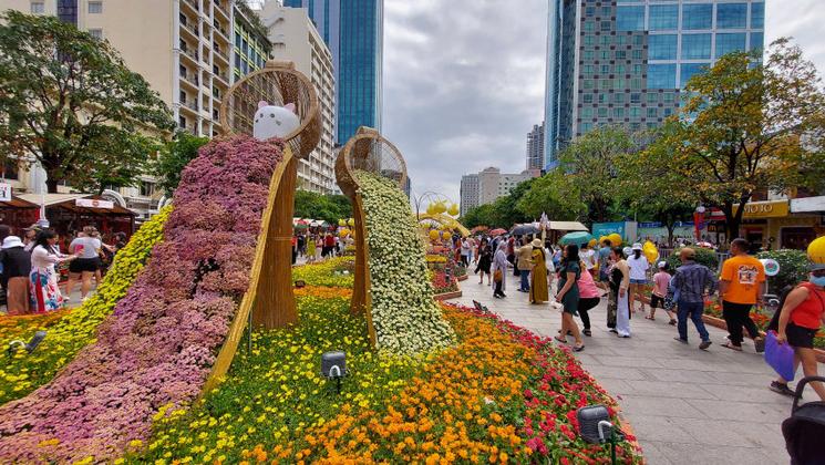 Chats et fleurs sur une rue de Saigon