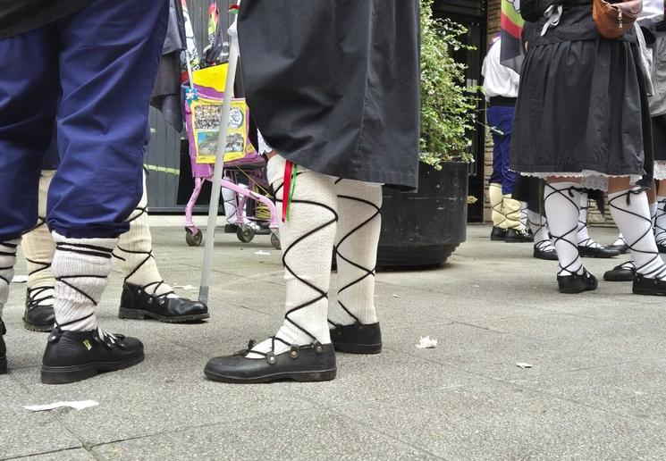 Détail des tenues traditionnelles basques : jambières blanches et abarkas noires, chaussures emblématiques portées lors des fêtes, symbole d’appartenance aux cuadrillas 