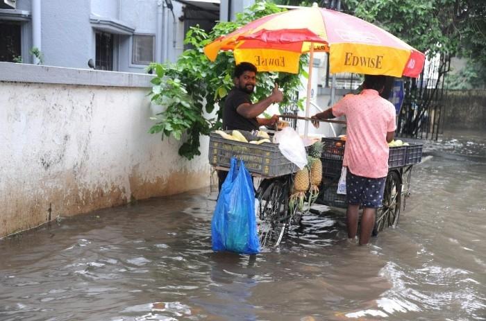 un vendeur de rue dans Chennai inondé