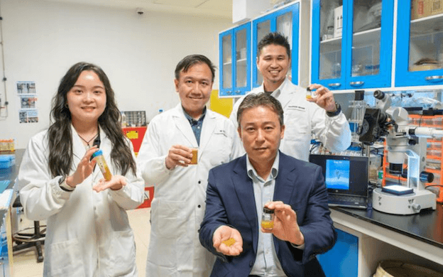 De gauche à droite : Deng Jingyu, doctorant à l'Université technologique de Nanyang (NTU), Ferhan Abdul Rahim, chercheur, Shahrudin Ibrahim, chercheur, et Cho Nam Joon, professeur à la Faculté des sciences et du génie des matériaux de la NTU à Singapour.