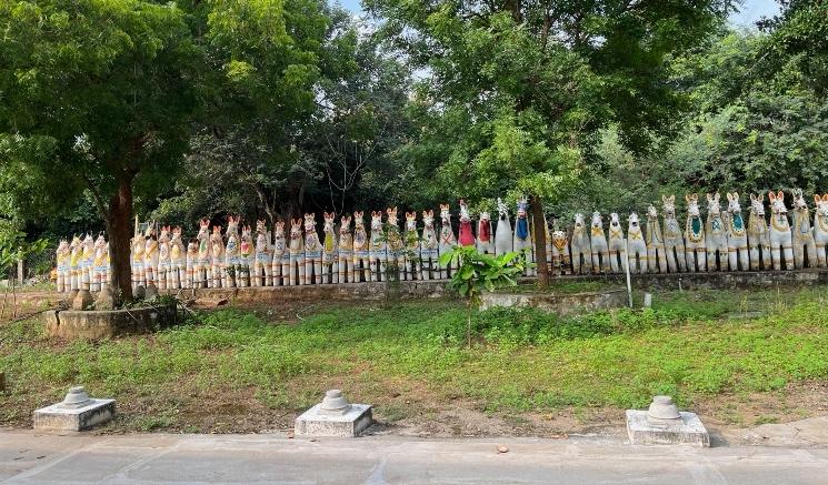 Chevaux et figurines d'Aayanar dans le Chettinad