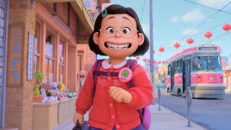 Mei le personnage principal du film pixar Alerte rouge se baladant dans Chinatown à Toronto