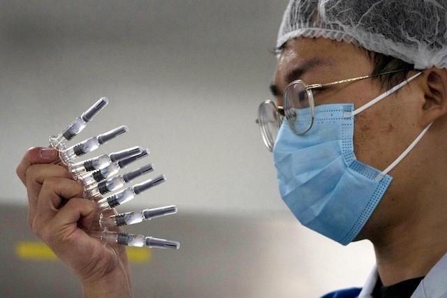 Un medecin chinois avec des vaccins contre le covid 19