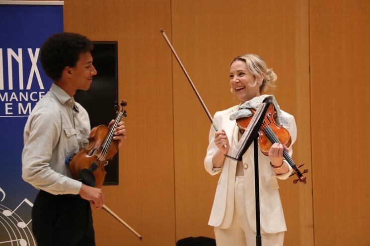 violoniste donnant un cours à un élève 