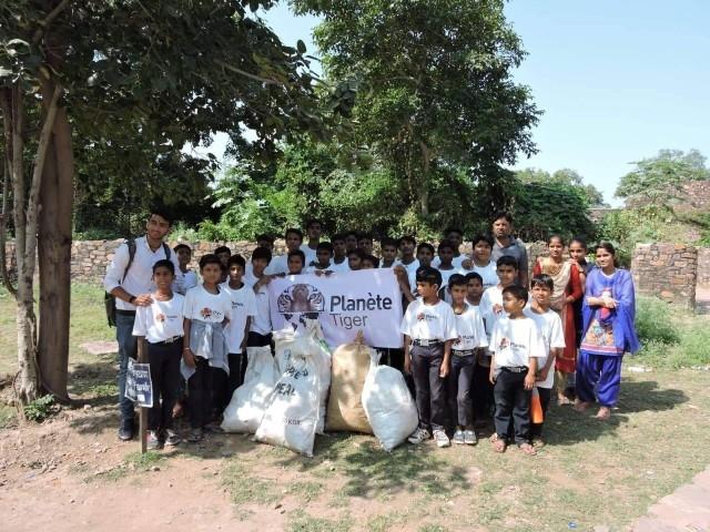 enfants nettoyant le fort de Ranthambore Inde