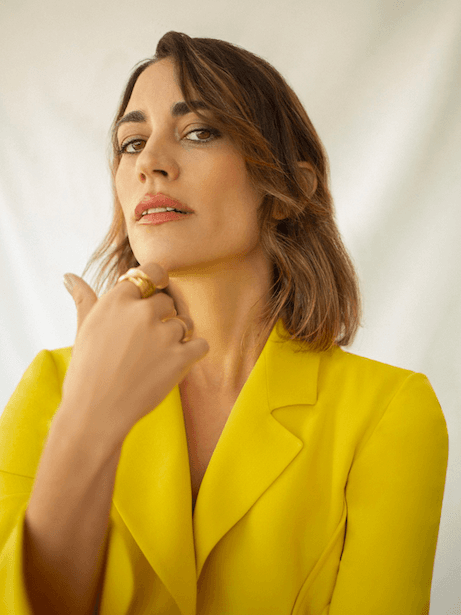 clothilde dupont avec une veste jaune