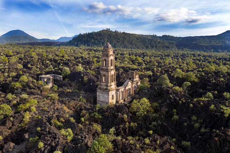 L'église San Juan Parangaricutiro pour décor de Coco