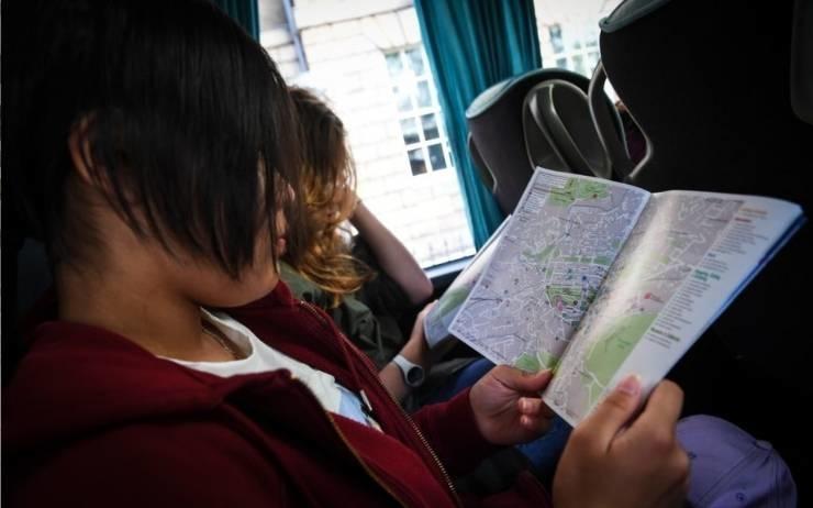 Collégiens en séjour linguistique en Ecosse dans un bus