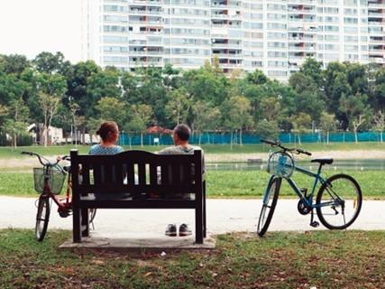 personnes sur un banc