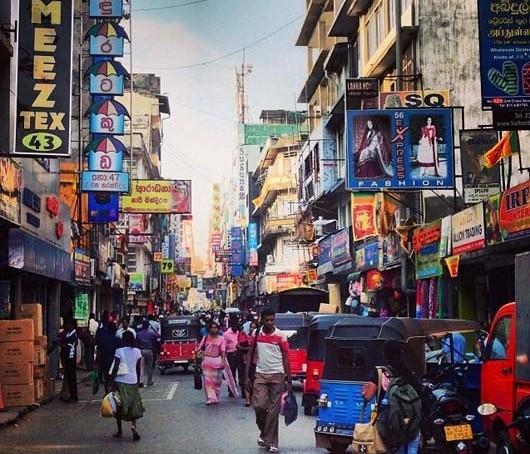 Une rue animée de Colombo au Sri Lanka