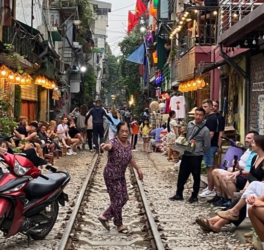 une commerçante s'inquiète de l'arrivée du train à Hanoi 