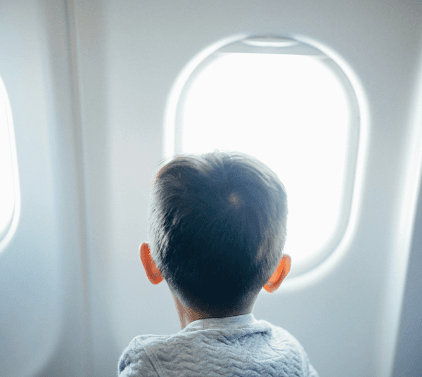 un enfant dans un avion survole le monde 