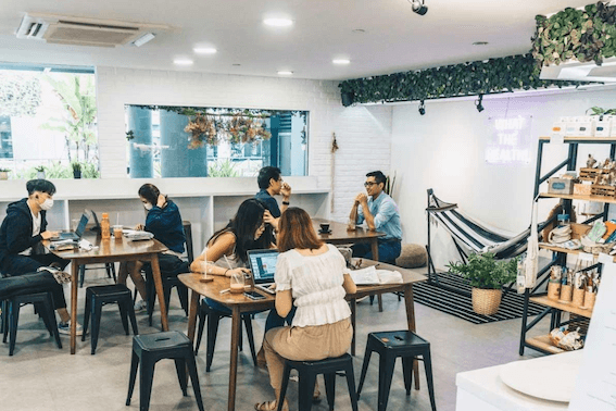 À Singapour, la plupart des cafés sont équipés de Wifi (© Markonmag)