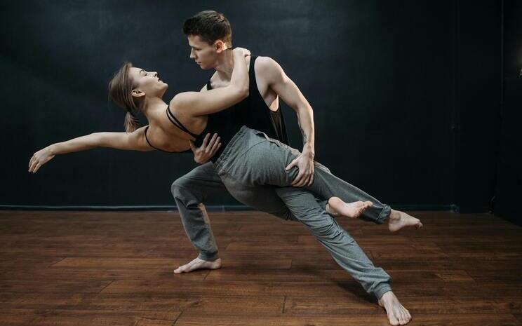 Un homme et une femme font de la danse contemporaine
