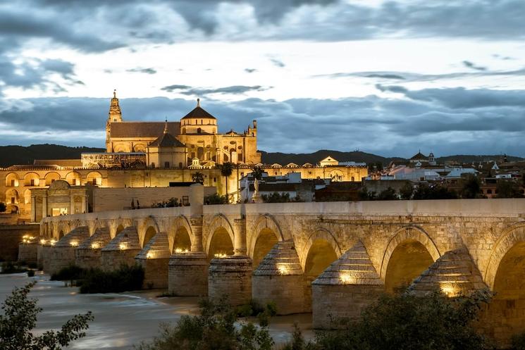 un pont romain et la mezquita a cordoue 