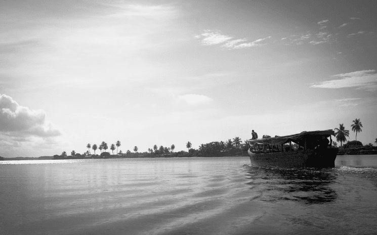 bateau en noir et blanc en cote d'ivoire 