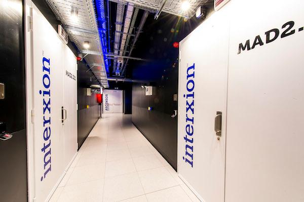 couloir d'un data center d'interxion