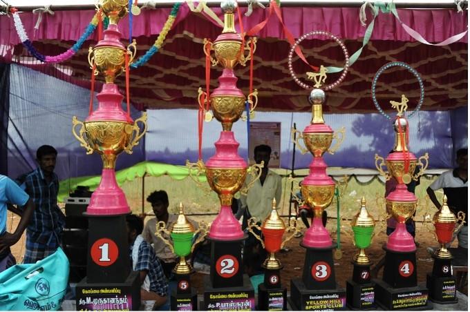 Les coupes prêtes lors d'un tournoi de Kabbadi en Inde