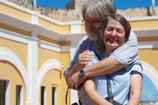 un couple de retraités sourient au soleil